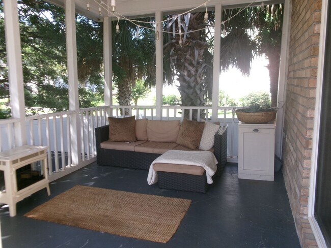 Building Photo - Walk to the Ocean from this 3 bedroom, 2.5...