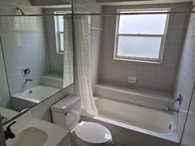 Building Photo - "Spacious 1732 Sq Ft 3-Bed, 2 Baths, in Tarpon Springs!"