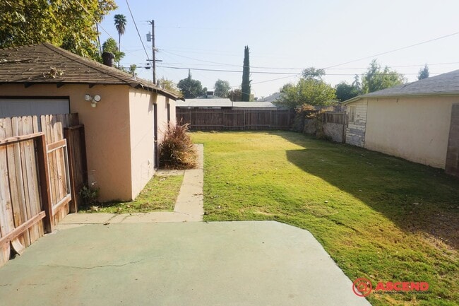 Building Photo - Charming 2 Bedroom Home In Oildale!