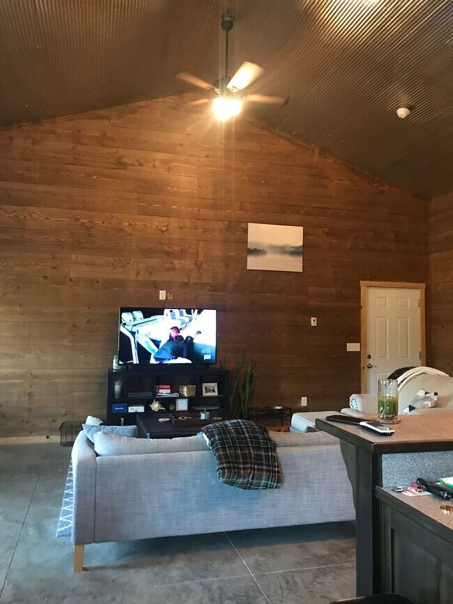 Building Photo - Barn dominium