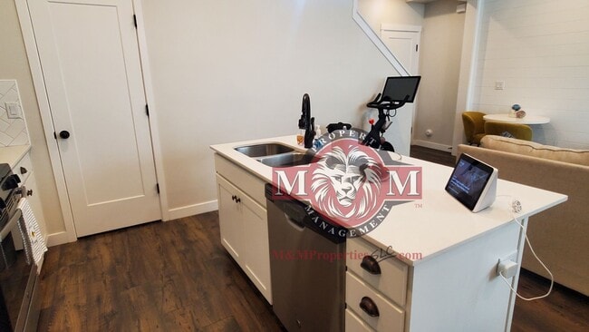 Building Photo - Great 3 Bd 2 Ba Townhome 2 Car Garage