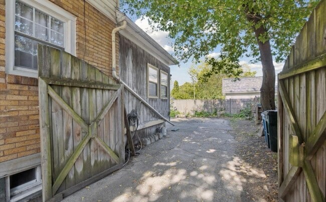 Building Photo - 506 W Oakland Ave