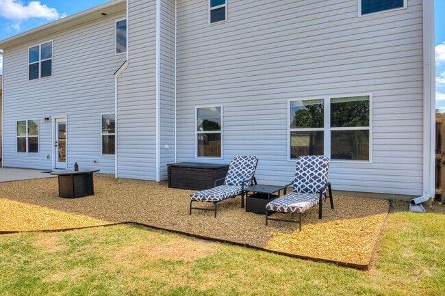 Building Photo - Available NOW MUST  see in McCoy's Creek