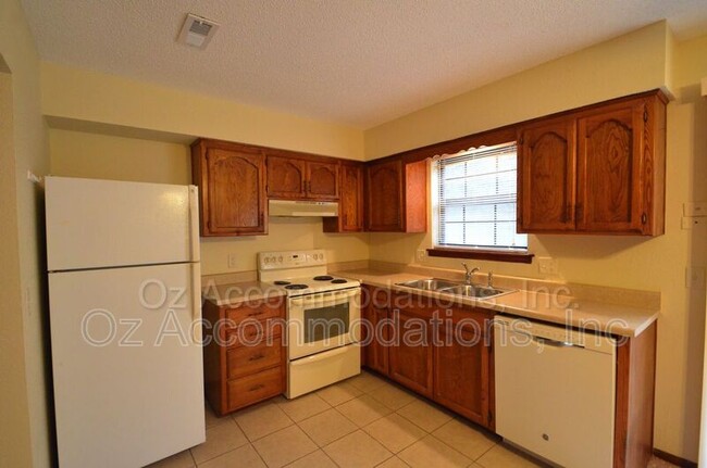 Building Photo - 311 NE Timbercreek Dr