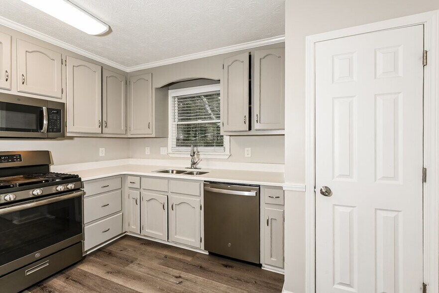 Building Photo - 1411 Hillside Pl SE