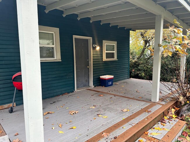 Building Photo - Great 5 Bedroom + 2 Bath House with Flexib...
