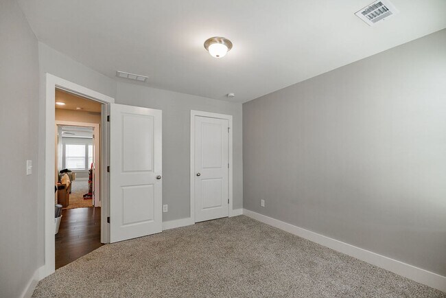 Building Photo - Townhome Available Now in the Towns of Aub...