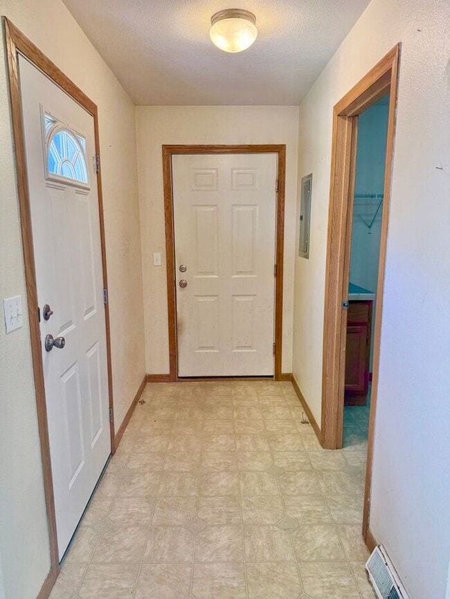 Building Photo - 3 Bed 2 Bath Duplex in Milliken with Overs...