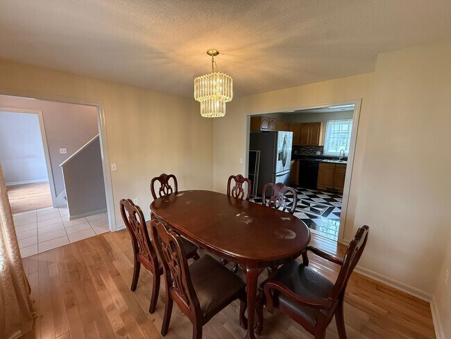 Building Photo - Three Bedroom, Single Family Home Located in Springfield's Pine Point Neighborhood!