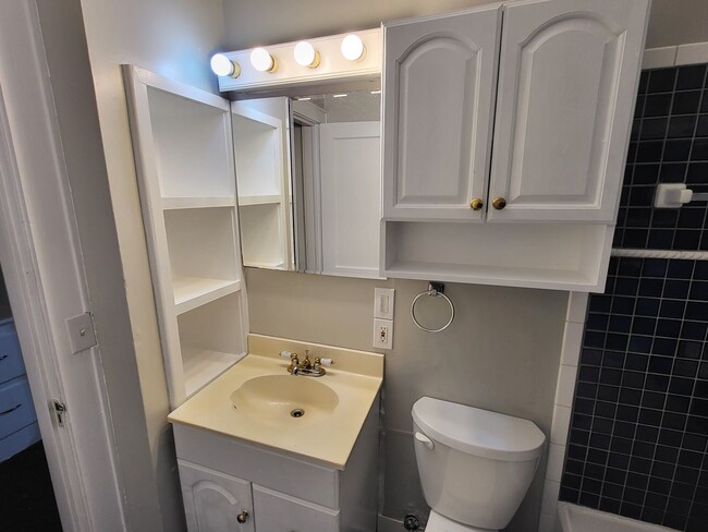 Building Photo - Cute 2 bedroom, 1 bathroom house located n...