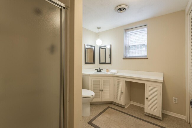 Building Photo - 4BR/ 3BA in West Hills + TWO 2-car garages, screened patio, fenced backyard