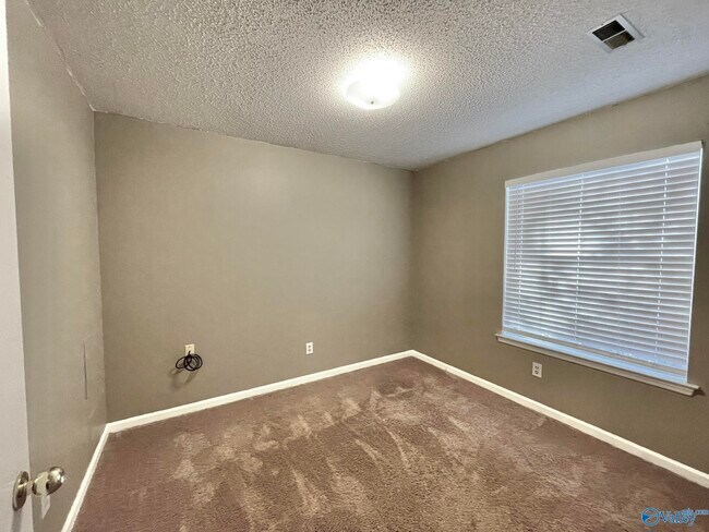 Building Photo - 105 Sugarwood Ct