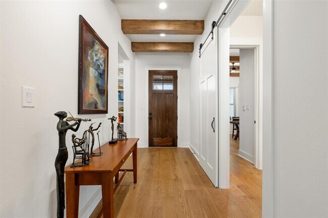 Building Photo - 510 E 7th St