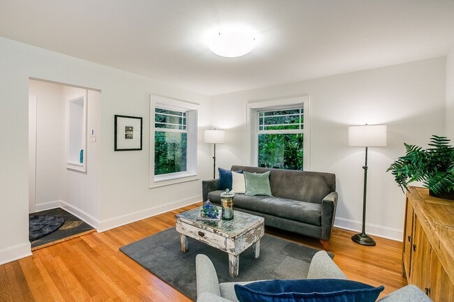 Building Photo - Queen Anne Craftsman - Available September...