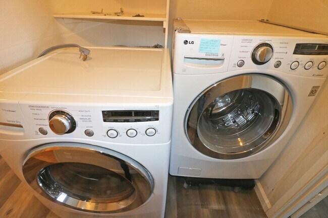 Building Photo - Mission Valley condo (River Colony) with balcony!  Central heat/ air. Gated garage parking. Pool/...