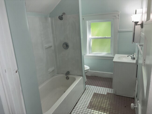 Building Photo - 639 Fairgreen Ave