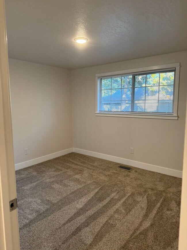 Building Photo - Updated Duplex in SE Bend