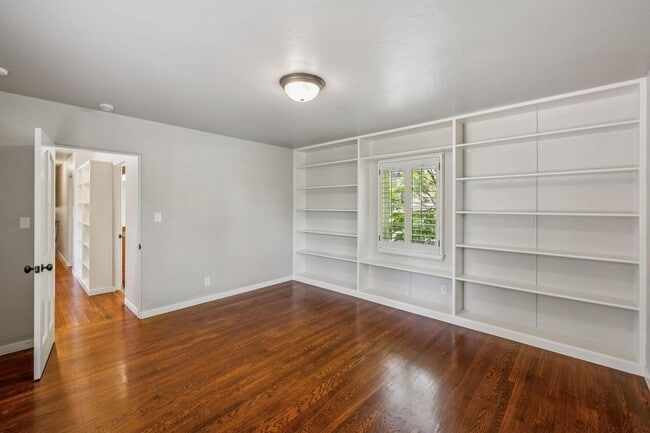 Building Photo - Mediterranean Beauty in Crescent Park – 5B...