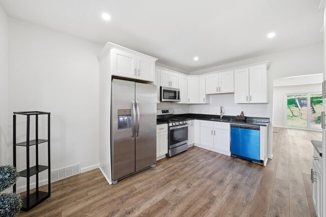 Building Photo - 332 Elm Rd