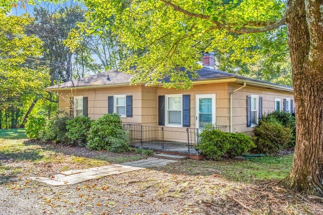 Building Photo - 5038 Pinewood Dr