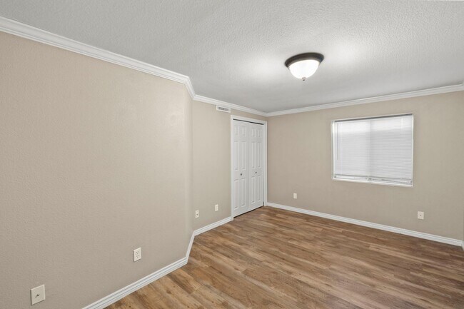 Building Photo - 977 Columbine Ave