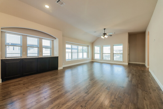 Building Photo - Bright Brick Home in Aubrey, TX