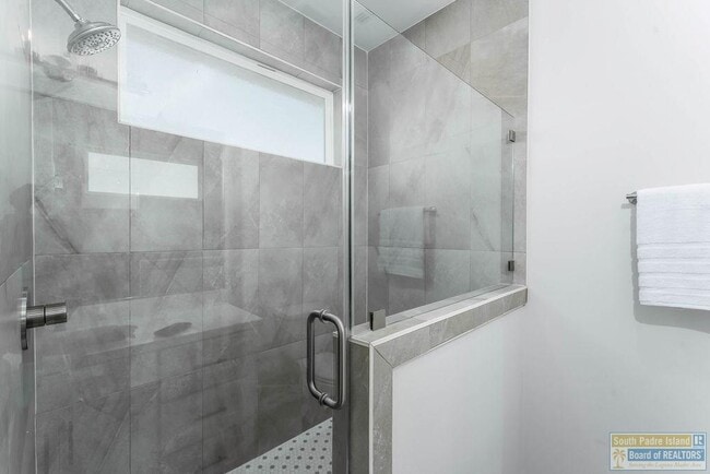 Building Photo - 18 S Bay Hill Dr