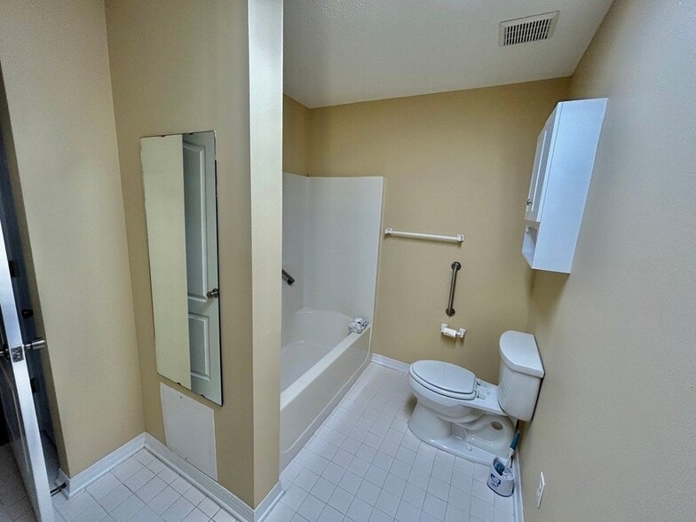 Building Photo - 640 Wedgewood Dr