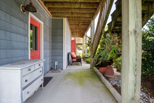 Building Photo - PERFECT SINGLE FAMILY OFF-SEASON MONTHLY R...