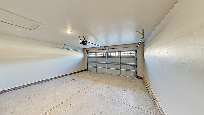 Building Photo - 3 Bedroom 2 Bath Duplex Near Tinker AFB!