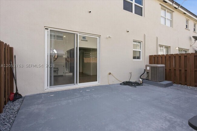 Building Photo - 976 NE 42nd Ave