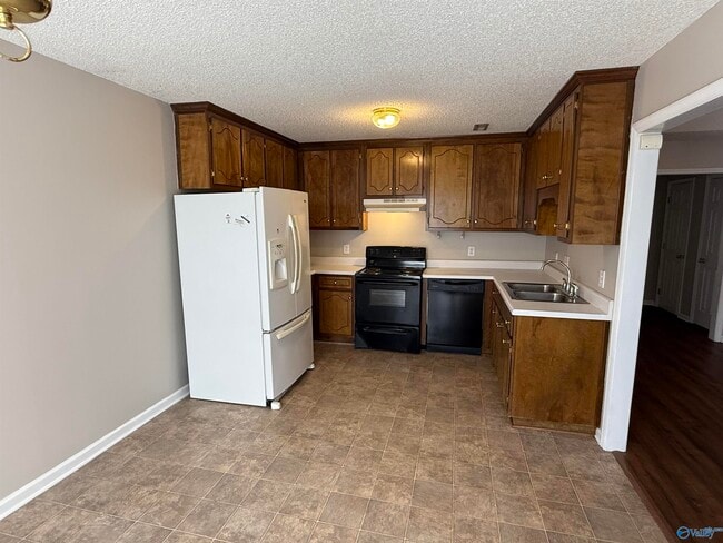 Building Photo - 213 Shadowbrook Ln NE