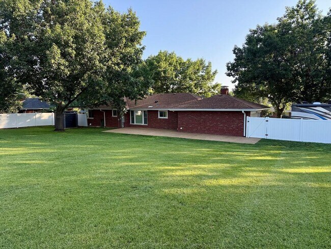 Building Photo - 816 Brentford Dr