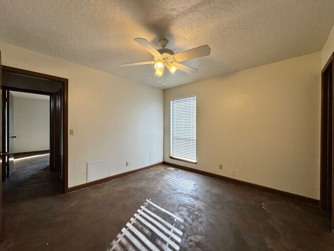 Building Photo - NW 7th Duplex