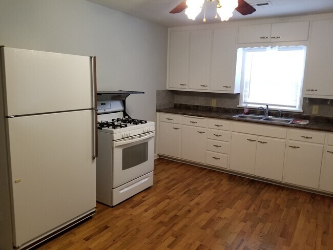 Building Photo - 1421 E Division St