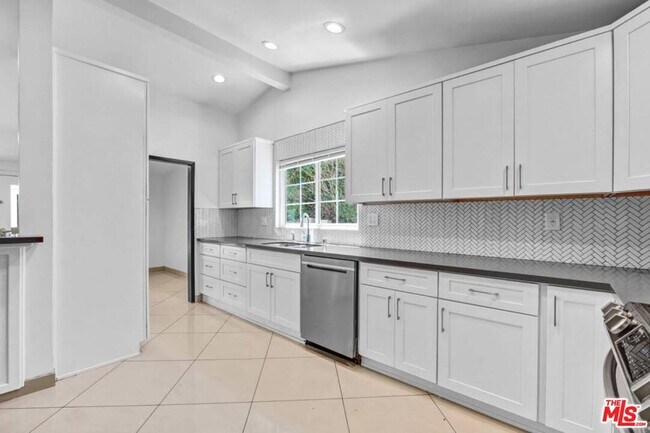 Building Photo - 20746 Clarendon St