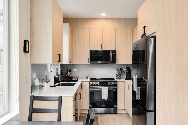 Building Photo - 823 NE 70th St