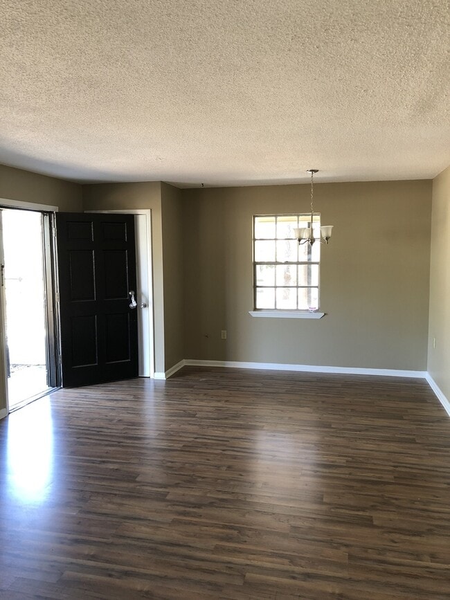 Building Photo - MOVE IN SPECIAL!!  3 Bed 1 Bath Home Avail...