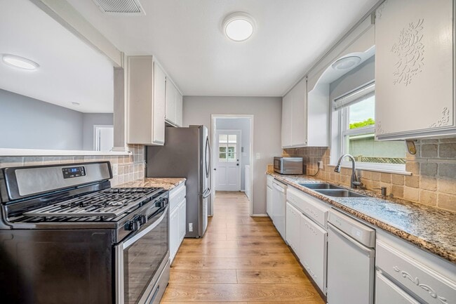 Building Photo - 4/Bed, 4/Bath Home with Parking, Washer/ Dryer and Spa, Close to Chapman University/ Orange Circle