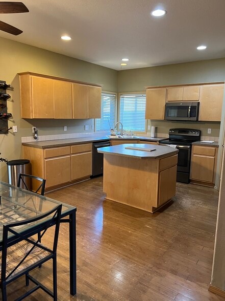 Open kitchen with walk in pantry - 2185 N P St