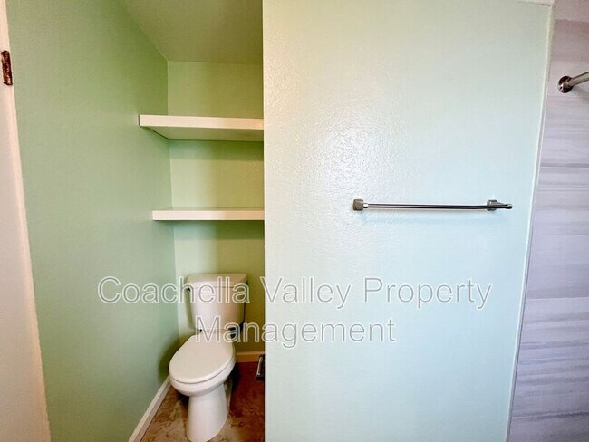 Building Photo - 400 N Sunrise Way