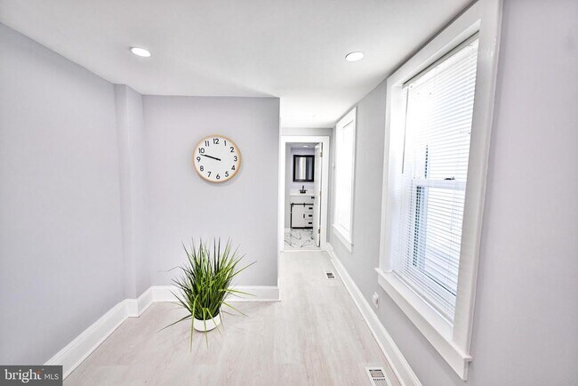 Building Photo - 1015 Riverside Ave