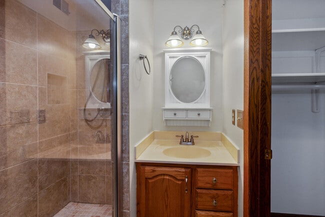 Building Photo - 10345 Whitnall Edge Dr
