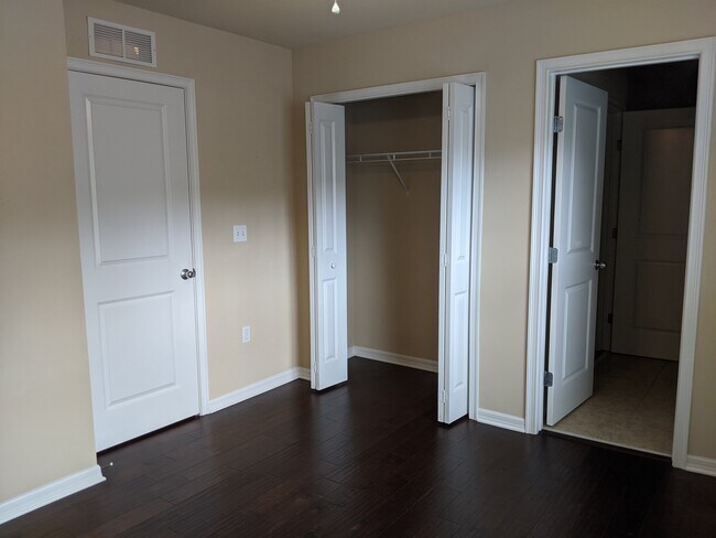 Building Photo - 4605 SW 48th Dr