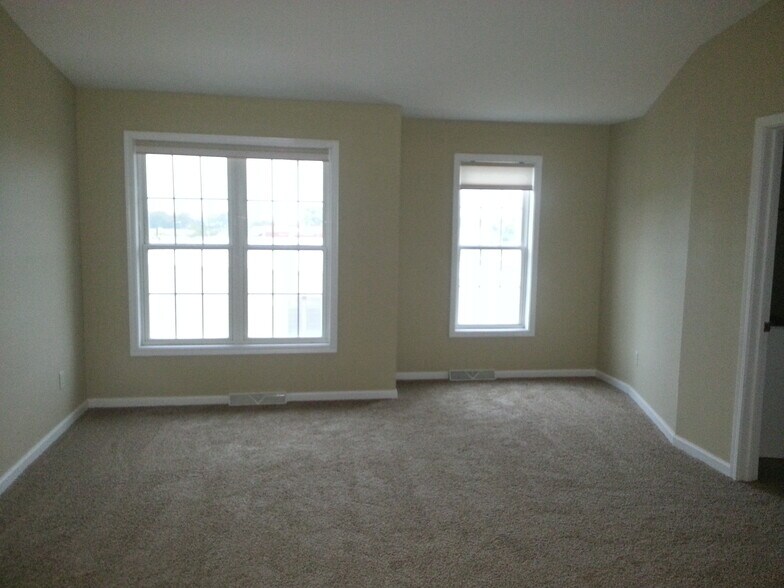 Building Photo - 307 Douglas Dr