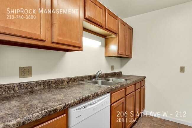 Building Photo - 206 S 4th Ave W