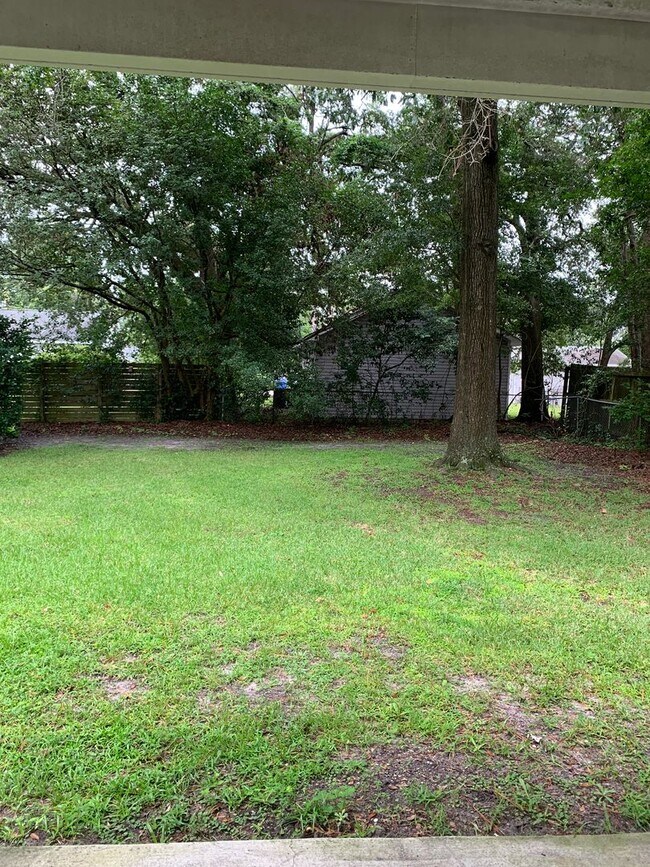 Building Photo - $500 OFF 1ST MONTHS RENT! Lawncare include...