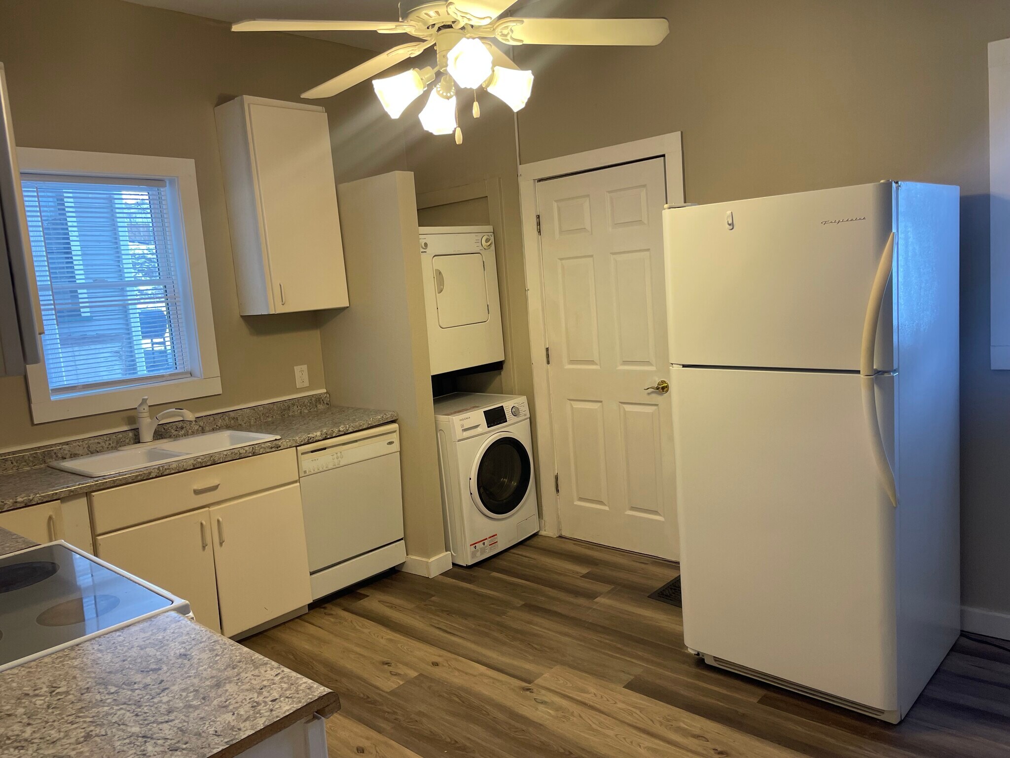 Building Photo - 403 W 3rd St