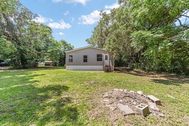 Building Photo - Spacious 3BR/2BA Home  Available Now!