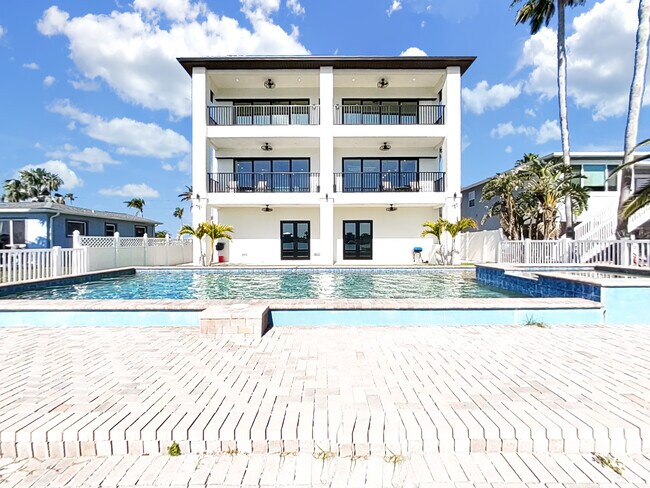 Building Photo - 882 Bay Point Dr
